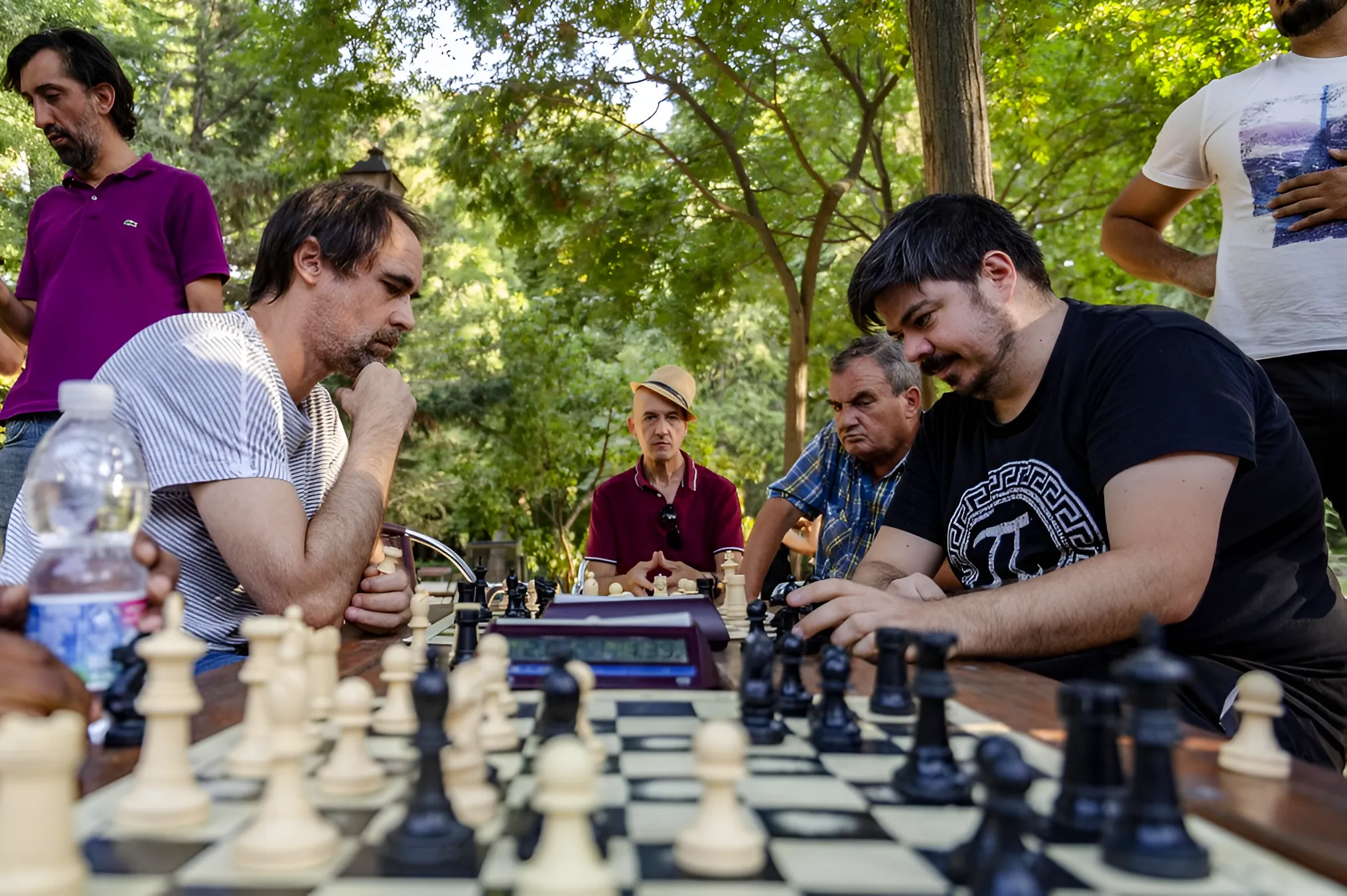 Foto de gente jugando al ajedrez